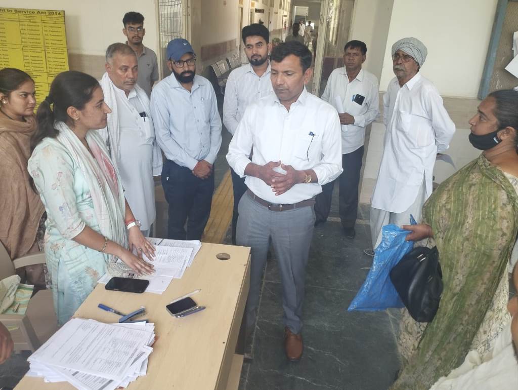 समाधान शिविर में एसडीएम ने सुनीं लोगों की समस्याएं अधिकारियों को दिए निर्देश 